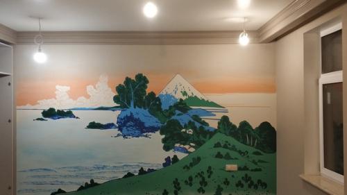 Здравствуйте, соседи!  Я профессиональный художник и занимаюсь росписью стен. 05