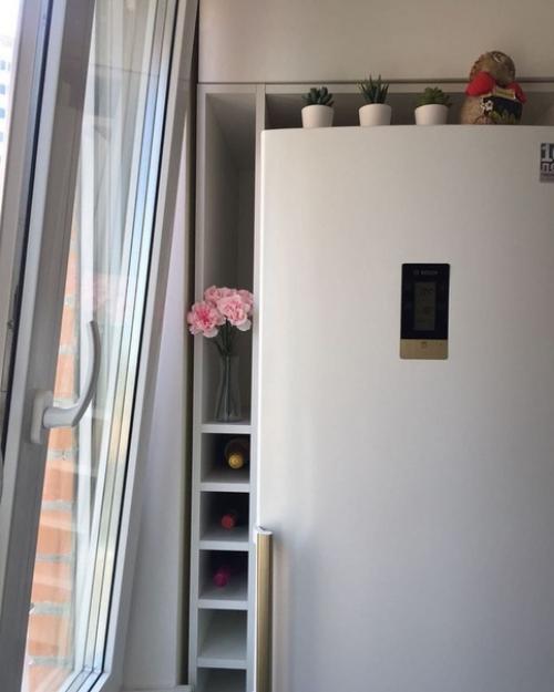 Черный фартук на маленькой кухне. 06