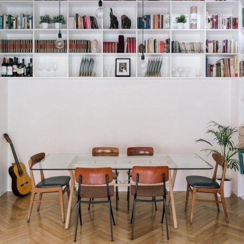 Первый раз квартиру с такой большой домашней библиотекой вижу. 05