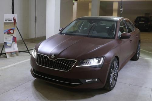 Итальянские студенты Skoda Superb с кожаным кузовом построили. 01