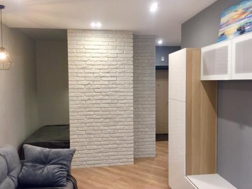 Планировка гостиной, с кроватью в нише для съемной квартиры.