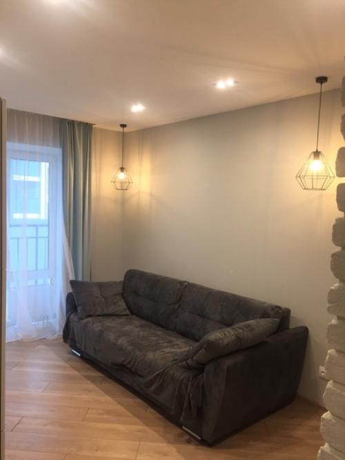 Планировка гостиной, с кроватью в нише для съемной квартиры. 03