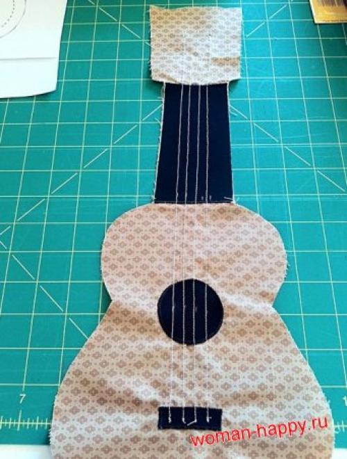 Подушка - гитара.  Вы любите делать диванные подушки сами! 06