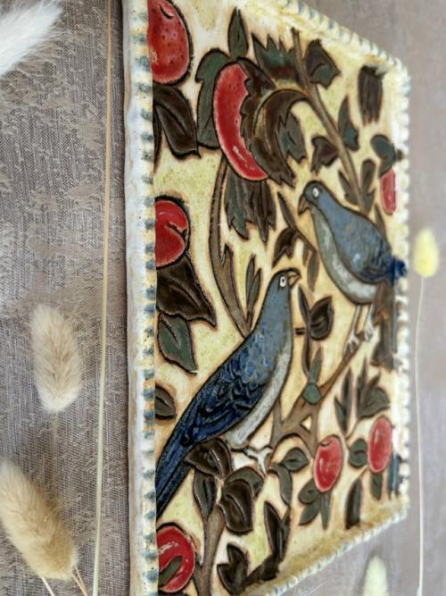 Стены в домах принято украшать картинами, фотографиями, коврами, а можно еще - декоративными тарелками. 01