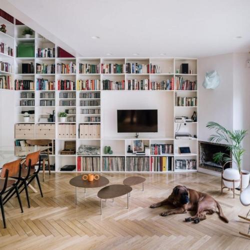 Первый раз квартиру с такой большой домашней библиотекой вижу. 03