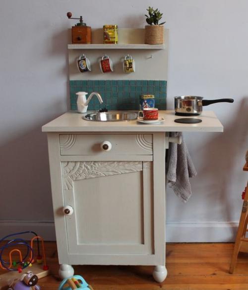 Детские кухни, которые продаются в магазине зачастую не вписываются интерьер стильной и уютной детской. 04