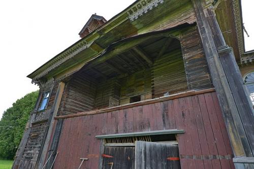 Русская глубинка: заброшенный, но всё ещё шикарный особняк в заброшенной деревне. 04