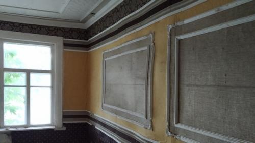 Печора уходящая.  Дом у церкви. 02