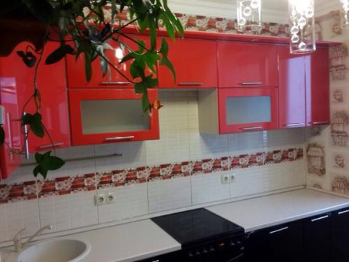 Комбинация красного, белого и черного оттенка в интерьере кухни будет идеальным вариантом для ценителей яркого творческого дизайна. 04