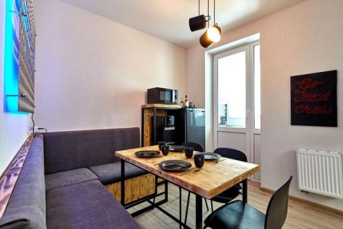 Современный, лаконичный интерьер квартиры - студии, в которой проживает молодой холостяк. 05