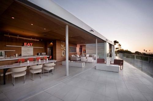 Едва касаясь земли: шикарный особняк на крутом склоне. 06