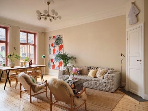 Ярко-розовые окна, красивые обои с колокольчиками в прихожей, зелёная ванная комната, диван в горошек, подсолнухи и арбузы. 02