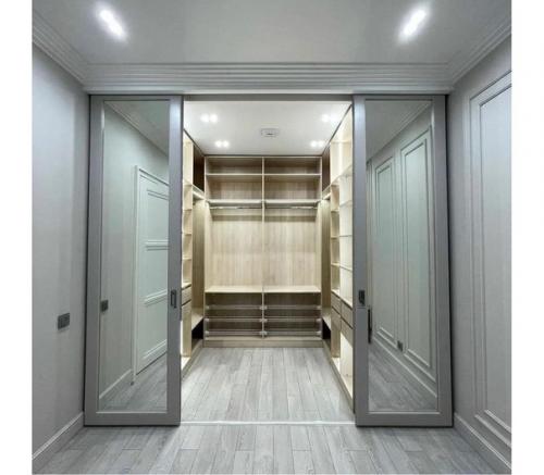 Гардеробная в нише. Здорово получилось. 01