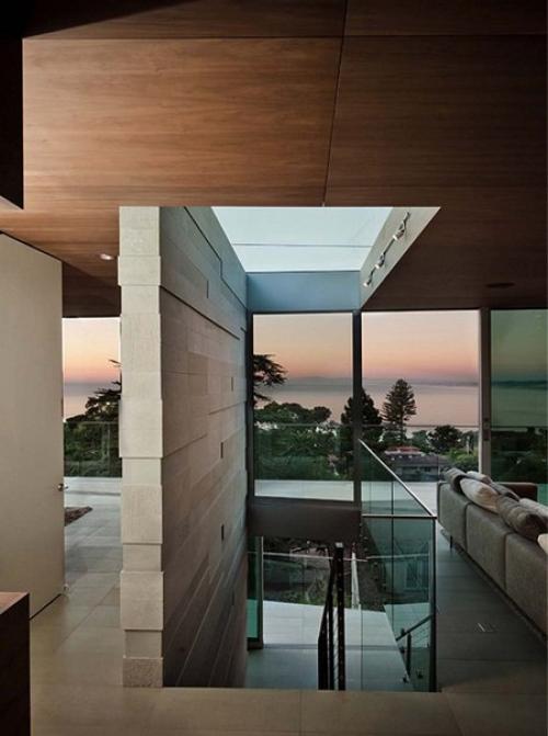 Едва касаясь земли: шикарный особняк на крутом склоне. 04