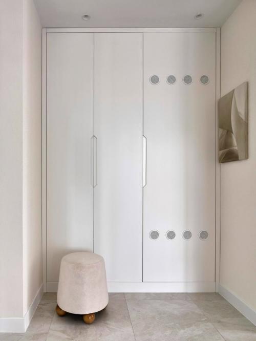 В этой просторной квартире с террасой создали атмосферу уюта и гармонии, где каждый элемент работает на ощущение спокойствия. 03