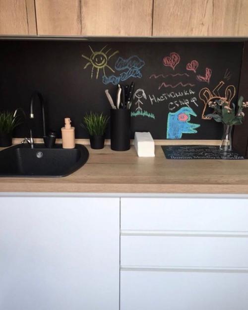 Черный фартук на маленькой кухне. 03
