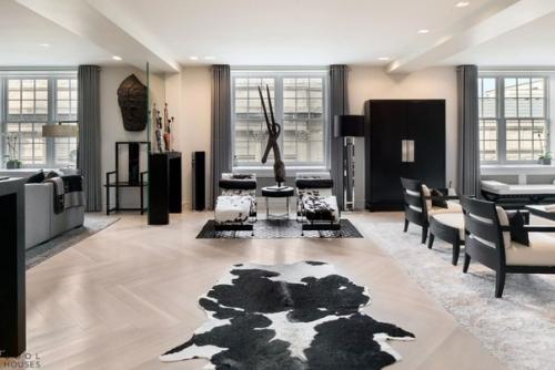 Элегантная современная квартира находится в Нью-йорке, США. 01