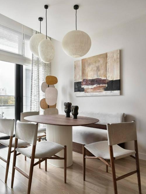 В этой просторной квартире с террасой создали атмосферу уюта и гармонии, где каждый элемент работает на ощущение спокойствия. 07