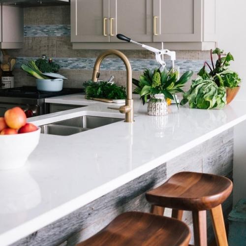 Отказаться от ручек, убрать верхние шкафы и сделать ставку на матовые белые фасады - мы рассказываем, что предлагают дизайнеры для кухни в 2020. 01