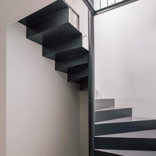 Первый раз квартиру с такой большой домашней библиотекой вижу. 06