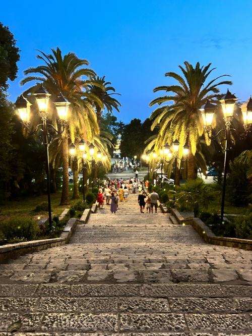 Гагрипш.  Наверное, самый известный ресторан в Абхазии, расположенный в приморском парке старой Гагры. 03