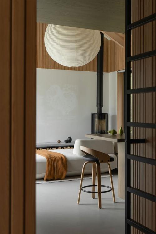 Современный загородный дом в природном стиле - отличный пример того, как архитектура и интерьер могут соединяться с окружающей средой. 04