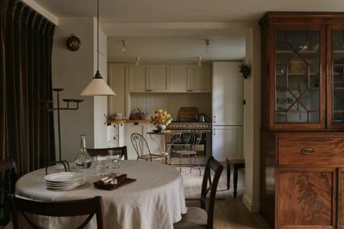 Когда-то здесь был каретный сарай, а сейчас дом Лизы филипс в лондонском районе хакни больше похож на загородный коттедж, чем на городское жилище. 02