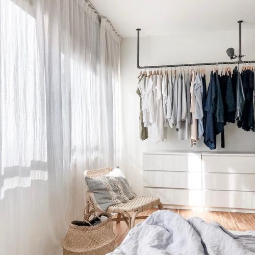 Белые стены, деревянная мебель и декор, растения и уютный текстиль - классика скандинавского стиля в интерьере. 03