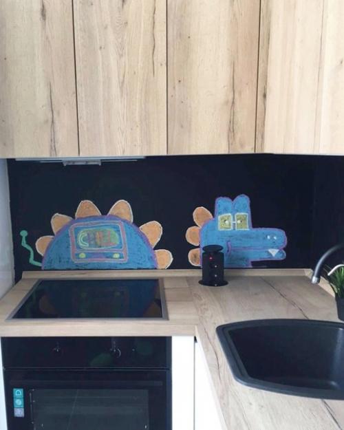 Черный фартук на маленькой кухне. 05