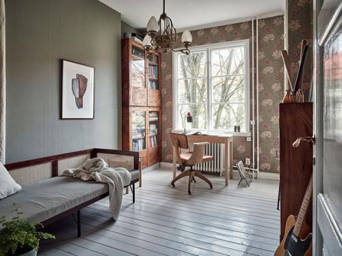 Альбом номер 2. кирпичная стена, винтажные нотки и белая лестница: необычная квартира в Швеции. 01