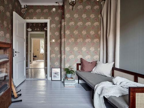 Альбом номер 2. кирпичная стена, винтажные нотки и белая лестница: необычная квартира в Швеции. 02