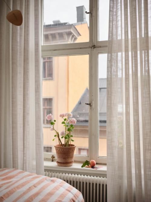 Ярко-розовые окна, красивые обои с колокольчиками в прихожей, зелёная ванная комната, диван в горошек, подсолнухи и арбузы. 04