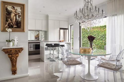 Прозрачная мебель в интерьере: пластик или стекло? 02