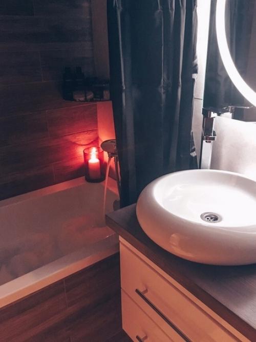 Можно сказать, что это образцовая уютная ванная комната. 01