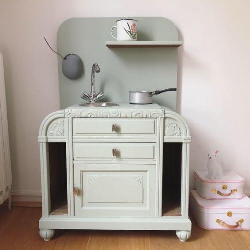 Детские кухни, которые продаются в магазине зачастую не вписываются интерьер стильной и уютной детской. 05