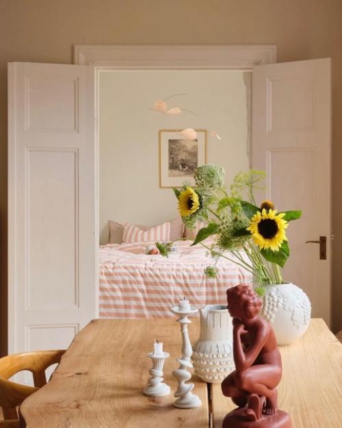 Ярко-розовые окна, красивые обои с колокольчиками в прихожей, зелёная ванная комната, диван в горошек, подсолнухи и арбузы. 01