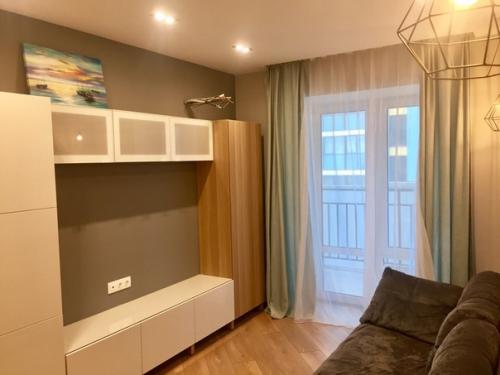 Планировка гостиной, с кроватью в нише для съемной квартиры. 01