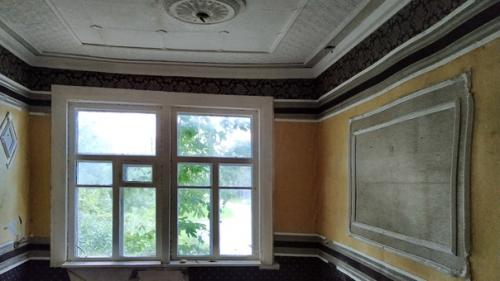 Печора уходящая.  Дом у церкви. 01