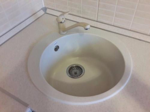 Комбинация красного, белого и черного оттенка в интерьере кухни будет идеальным вариантом для ценителей яркого творческого дизайна. 02