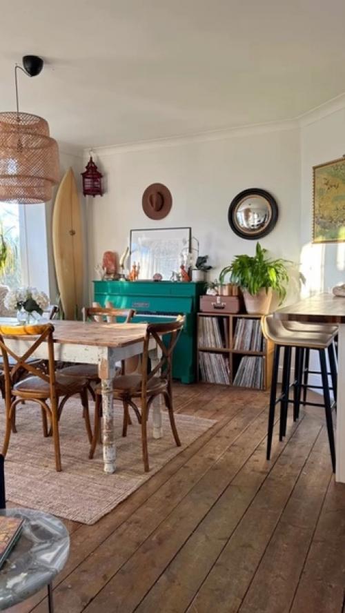 Гамак в гостиной, доска для сёрфинга на потолке кухни, зелёное пианино … только вам решать, как выразить в интерьере свою индивидуальность! 01