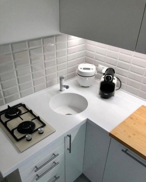 А вот ещё одна кухня - малышка с совершенно другой планировкой. 02