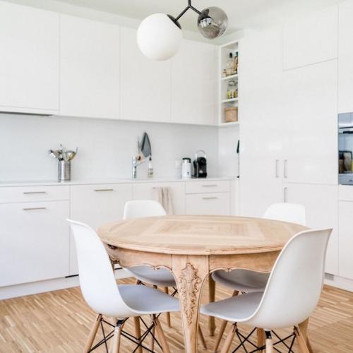 Белые стены, деревянная мебель и декор, растения и уютный текстиль - классика скандинавского стиля в интерьере. 01