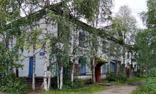 Печора уходящая.  Дом у церкви.