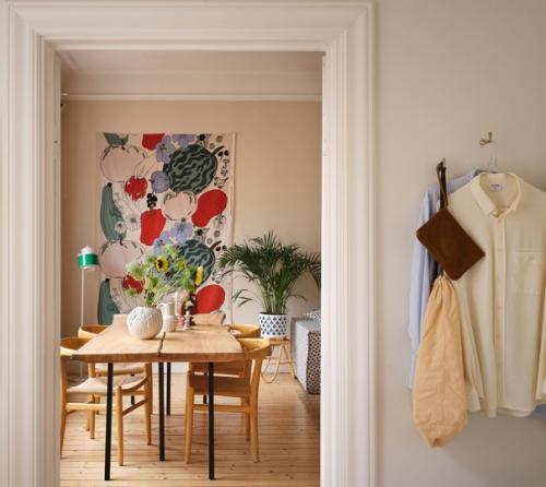 Ярко-розовые окна, красивые обои с колокольчиками в прихожей, зелёная ванная комната, диван в горошек, подсолнухи и арбузы. 05