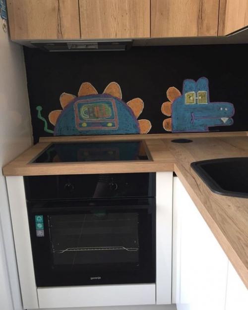 Черный фартук на маленькой кухне. 07