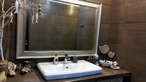 Целый день лил дождь, и от скуки. 02