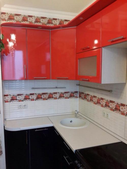 Комбинация красного, белого и черного оттенка в интерьере кухни будет идеальным вариантом для ценителей яркого творческого дизайна. 01