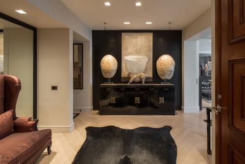 Элегантная современная квартира находится в Нью-йорке, США.