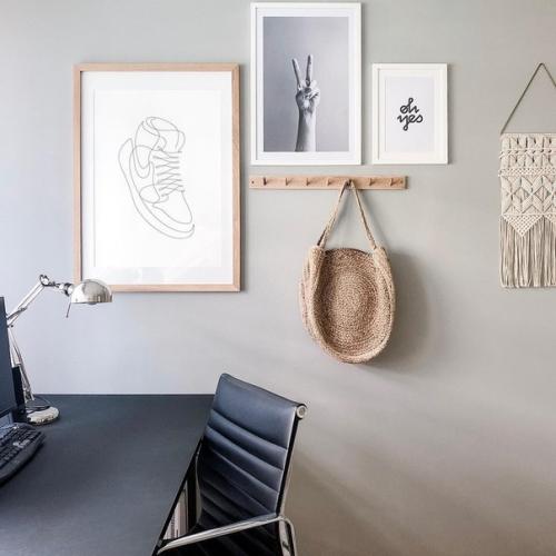 Белые стены, деревянная мебель и декор, растения и уютный текстиль - классика скандинавского стиля в интерьере. 09