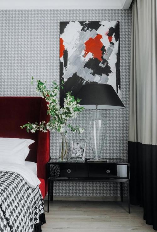 Современный дом с полосатой гостиной в Иркутске. 01